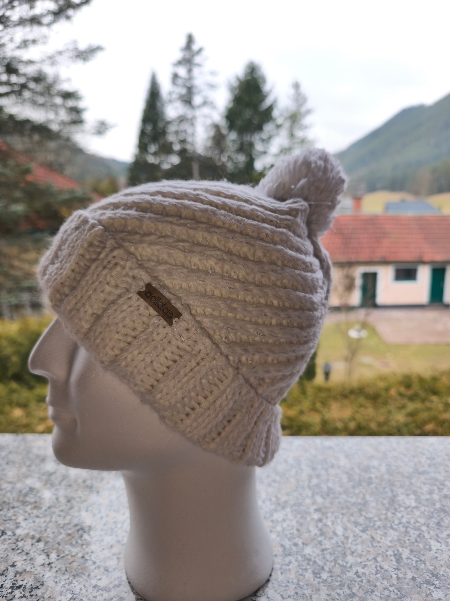 Original Adidas Strickhaube mit Bommel – Creme/Weiß – Wintermütze