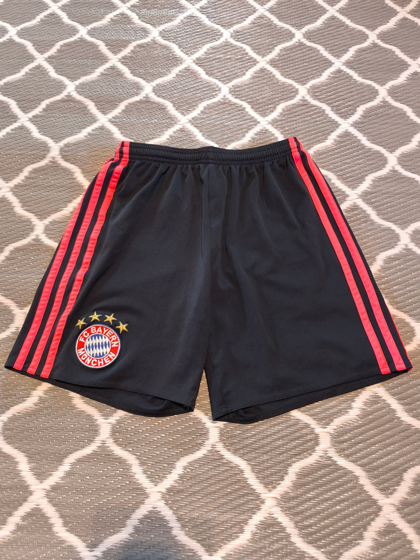 adidas FC Bayern München Shorts Gr. 164 – Schwarz/Rot