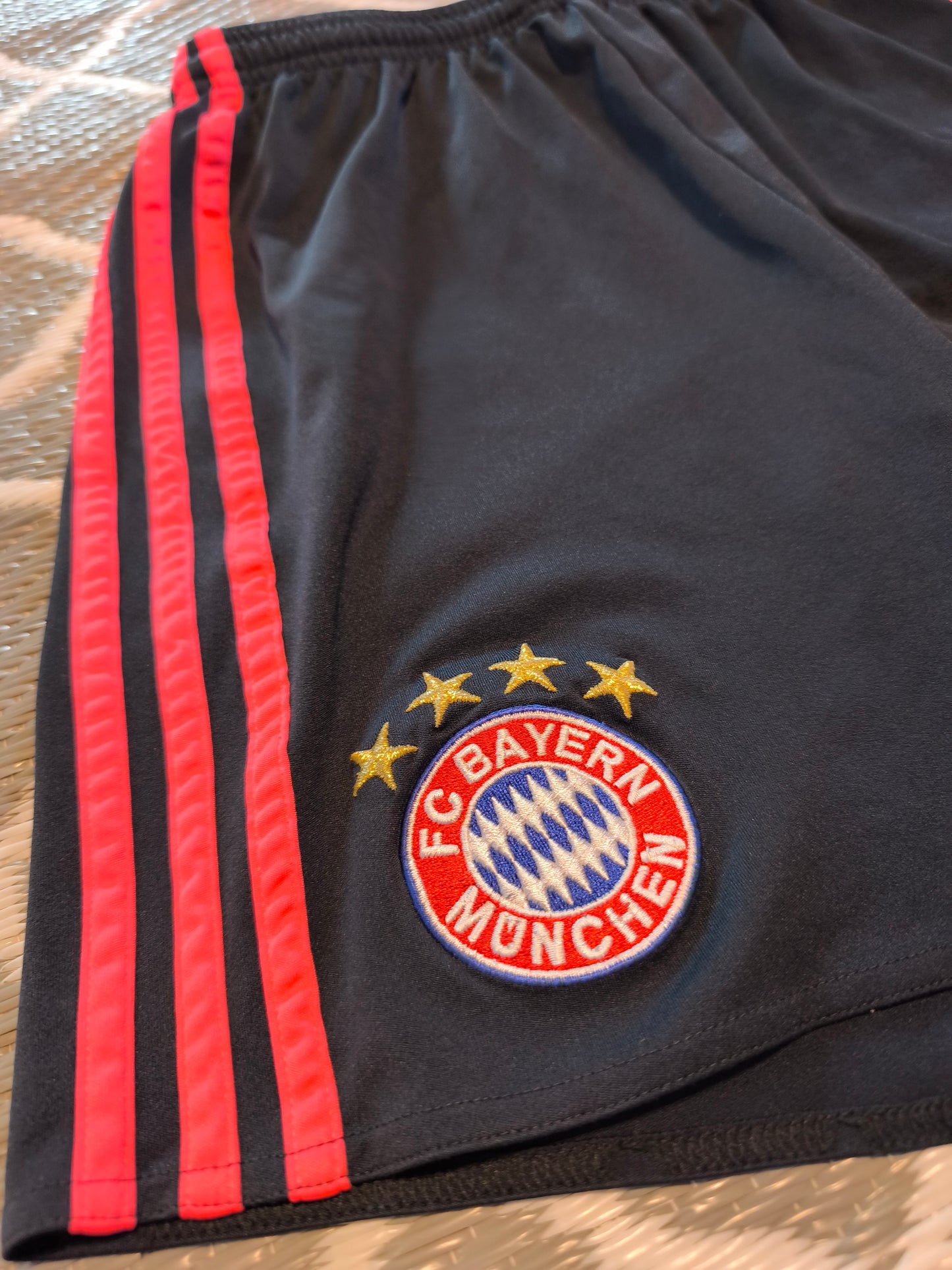 adidas FC Bayern München Shorts Gr. 164 – Schwarz/Rot