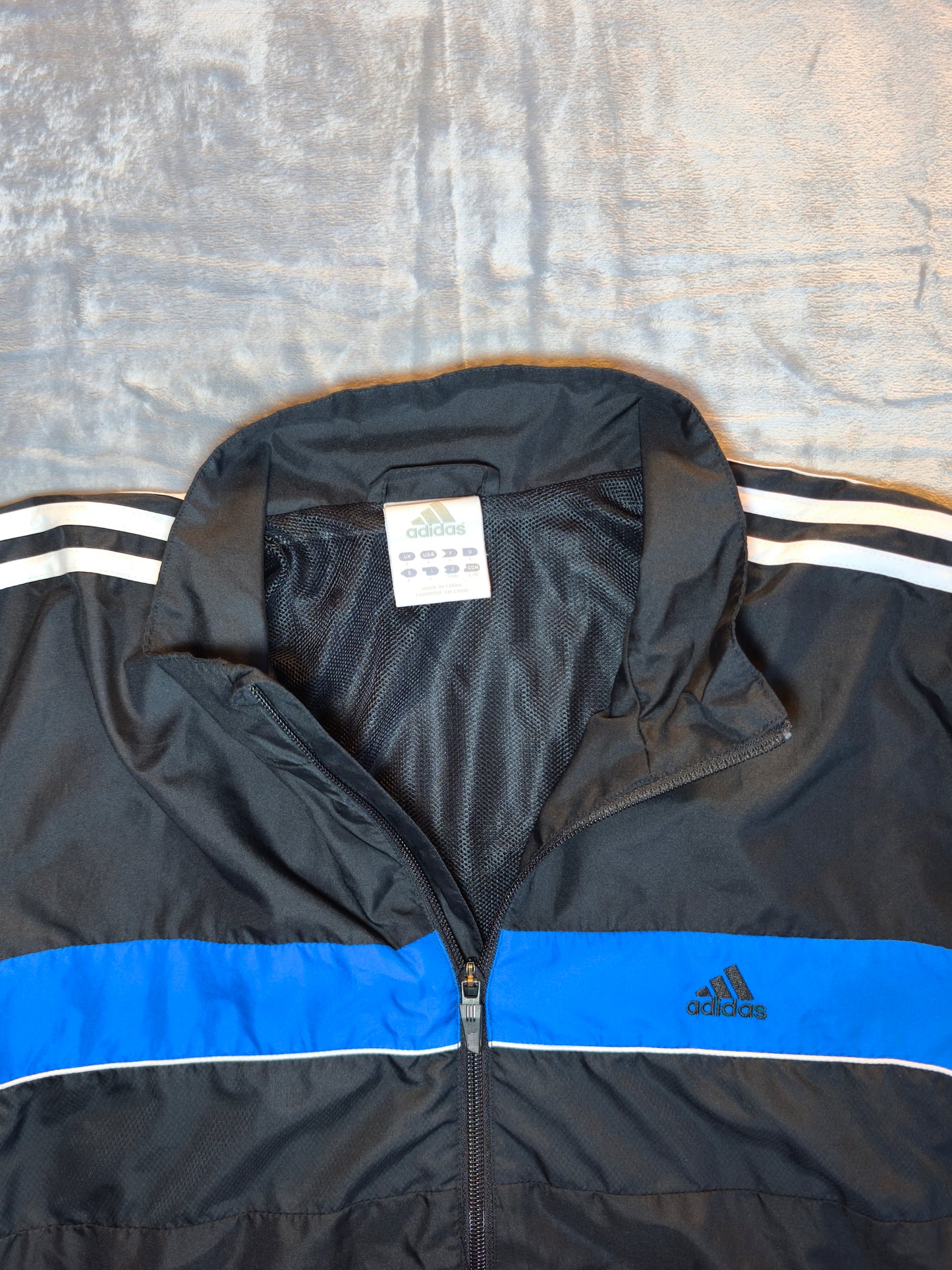 Adidas Trackjacket – Größe L – Baujahr 2011 – Classic Sport Style