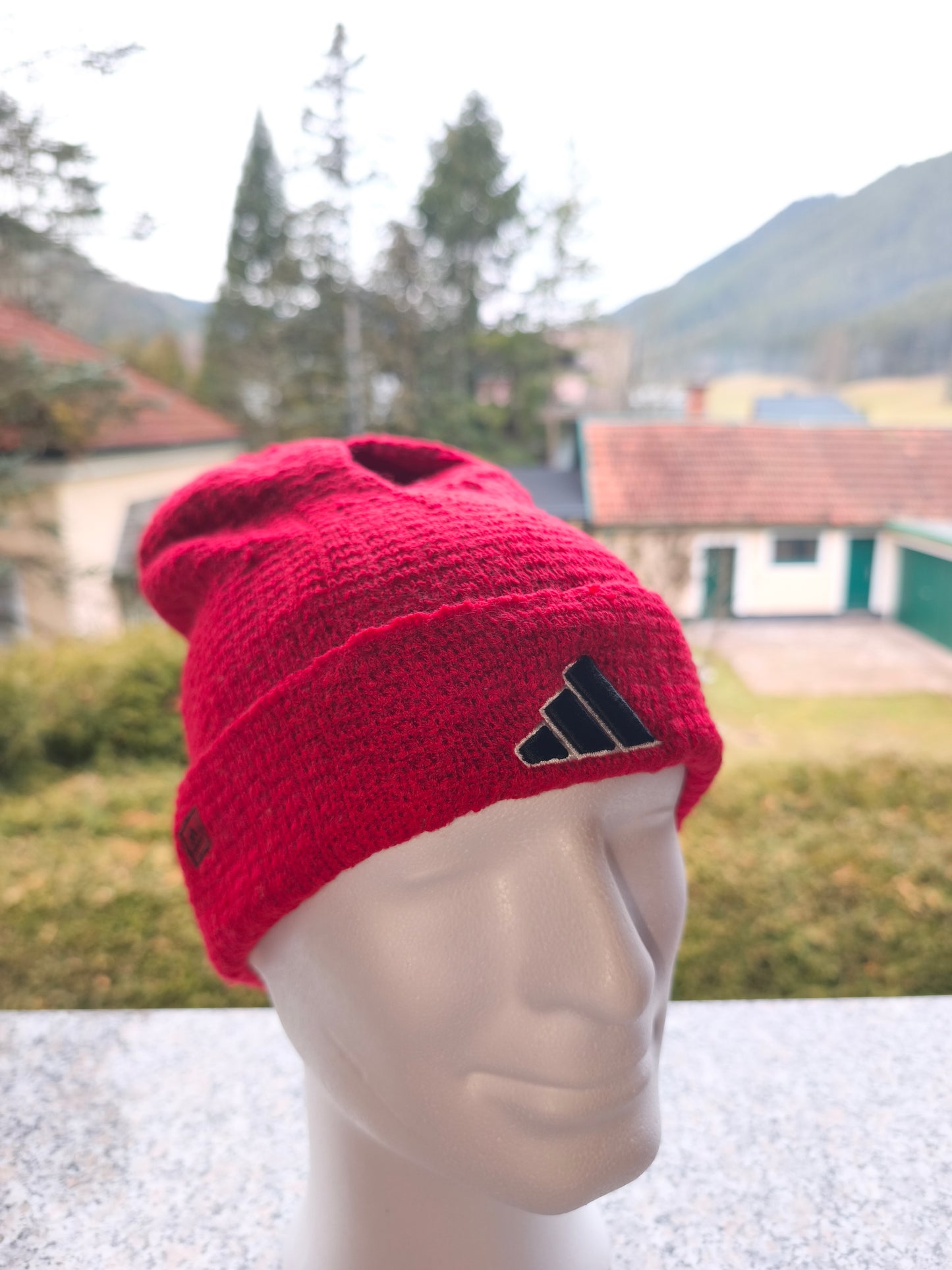 Adidas Beanie Strickmütze Rot – Clean Retro Sportswear